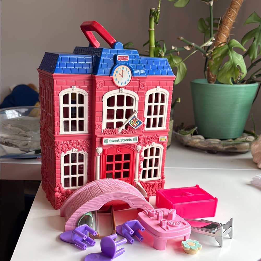 2002 Fisher price sweet streets Playhouse with accessories